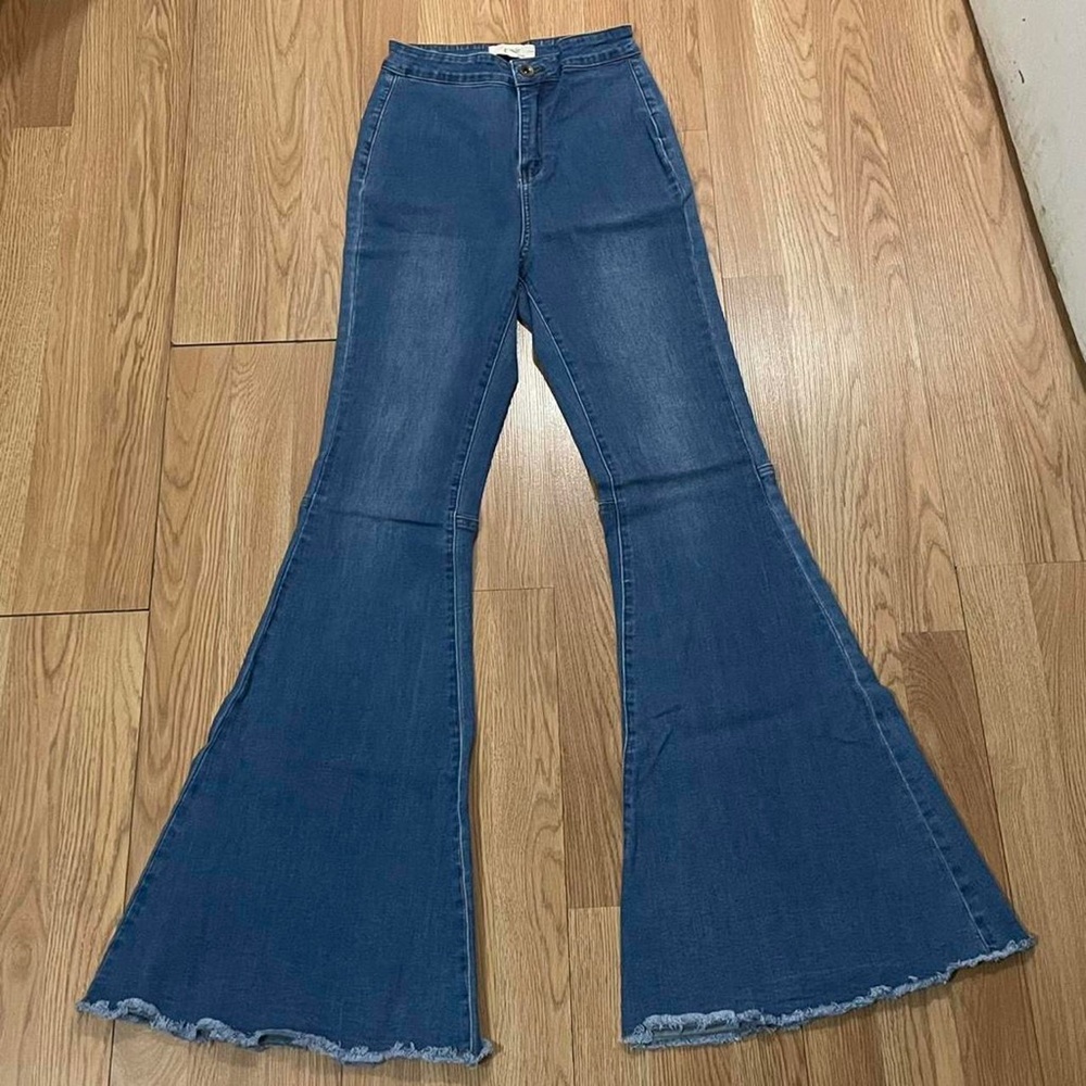 Chelsea & Violet Women’s 26 (23x31) Flare Jeans Medium Blue Denim  Western Wide